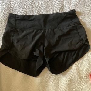 LULULEMON size 2 speed up short